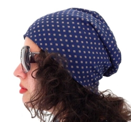 Long Beanie von Ella Jonte blau mit kleinem Muster im all over Print - die hippe Trendsettermütze im Oversize-Look - kombiniert perfekt Style und Komfort -